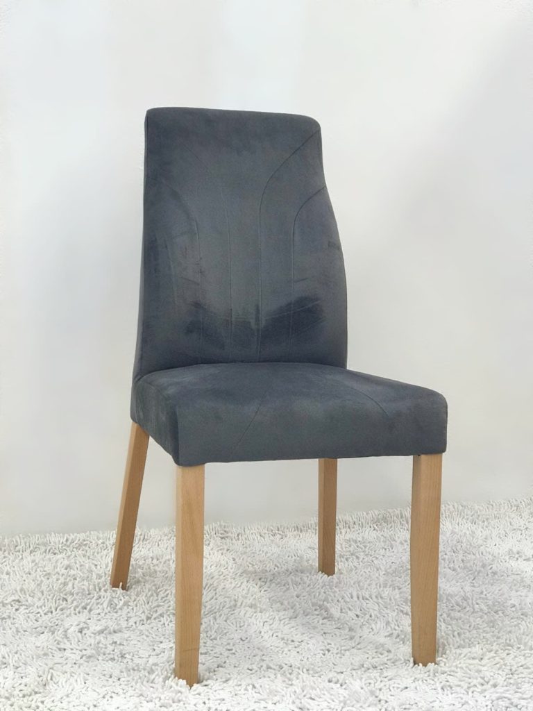 Trpezarijska stolica u sivoj boji.