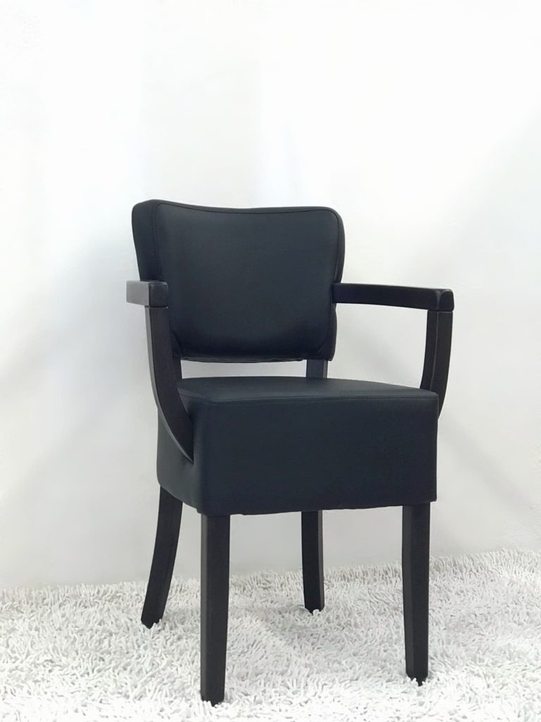 Stolica za kafić u crnoj boji s naslonjačima za ruke.