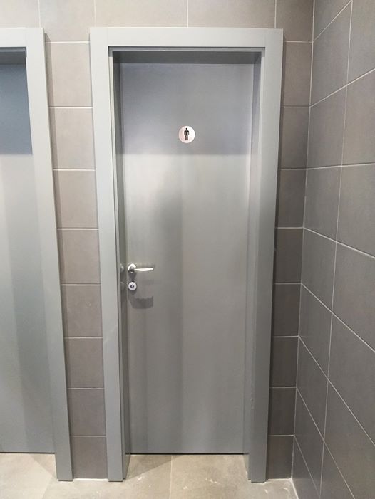 Vrata za toalet u sivoj boji.