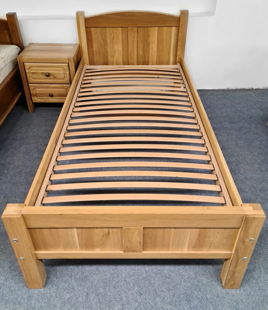 Krevet samac od drveta u rustičnom stilu.