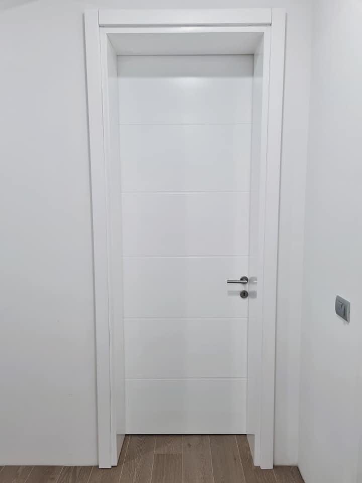 Bijela vrata za sobe.