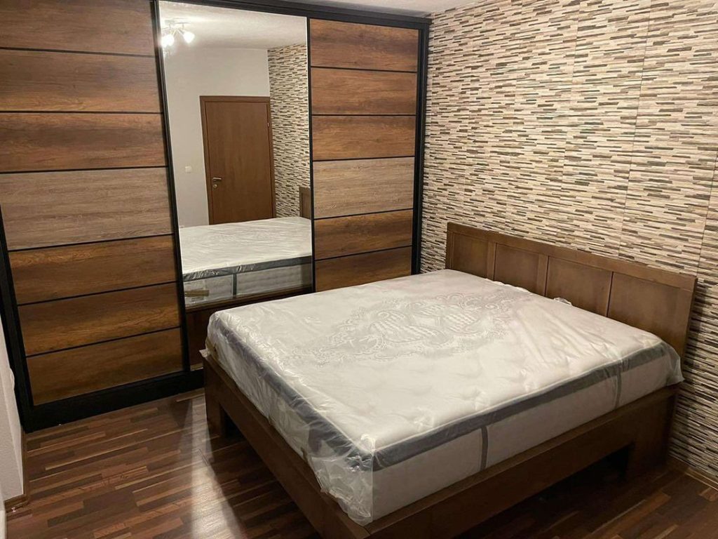 Luksuzna spavaća soba u boji oraha.